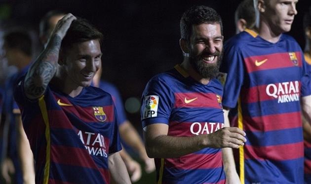 Лионель Месси (слева) и Арда Туран (справа), Getty Images