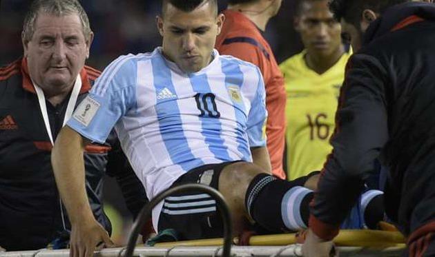 Серхио Агуэро смог покинуть поле только при помощи медиков, goal.com