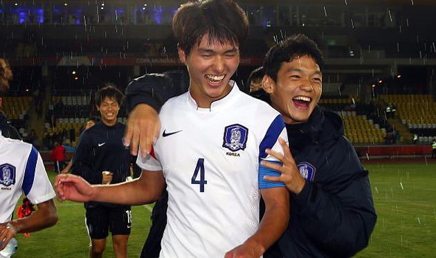 Радость юных южнокорейцев после победы над сверстниками из Бразилии, Getty Images