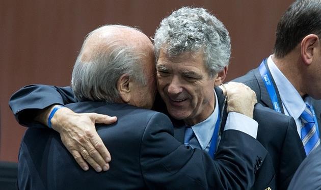 Зепп Блаттер (слева) и Хосе Мария Вильяр (справа), Getty Images