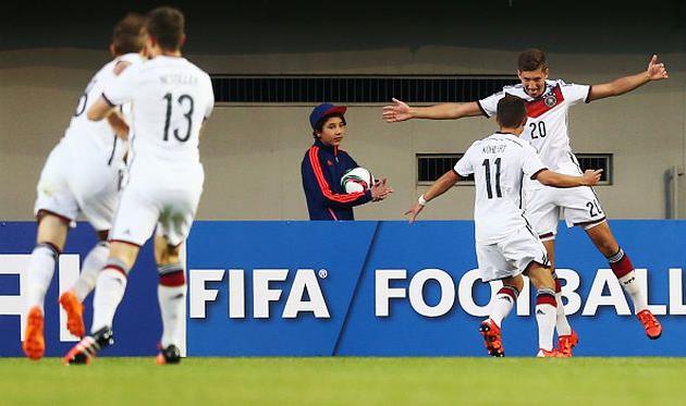 Юные немцы празднуют один из четырех голов в ворота сборной Аргентины, Getty Images