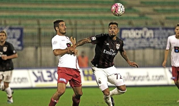 Кевин-Принс Боатенг (слева) в товарищеском матче против Монцы, acmilan.com