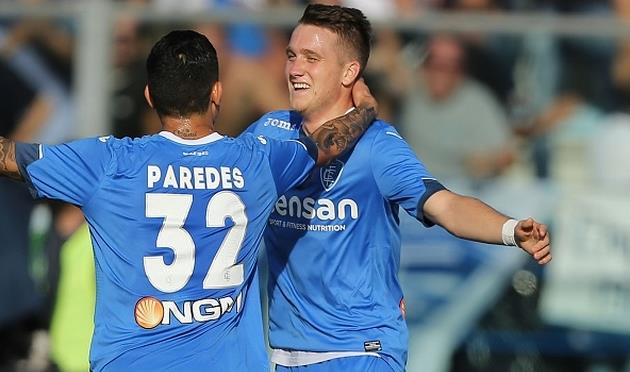 Петр Зьелински (справа) празднует свой гол вместе с Леандро Паредесом (слева), Getty Images