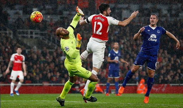 Оливье Жиру переправляет мяч в ворота, Эвертона, фото Getty Images