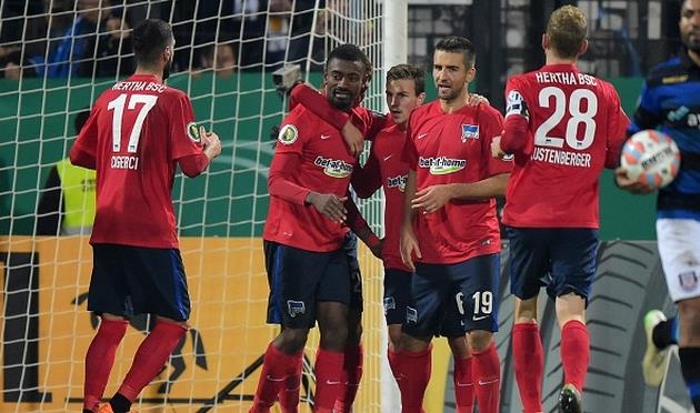 Игроки Герты празднуют второе взятие ворот Франкфурта, Getty Images
