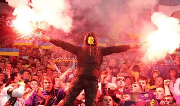 Болельщик с пиротехникой, фото bigmir.net