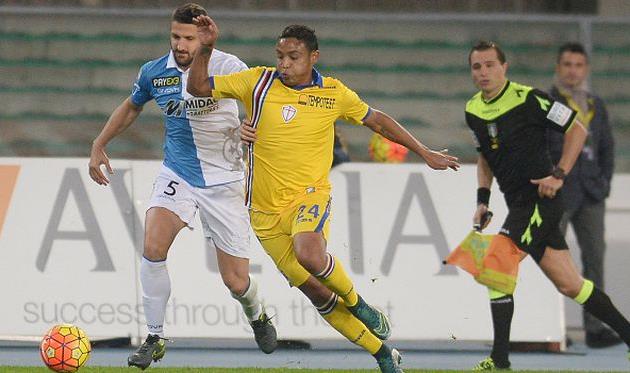 Гамберини (слева) и Муриэль (справа) борются за мяч, фото Getty Images