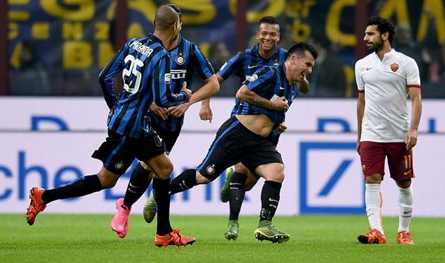 Футболисты Интера празднуют победный гол в матче с Ромой, Getty Images