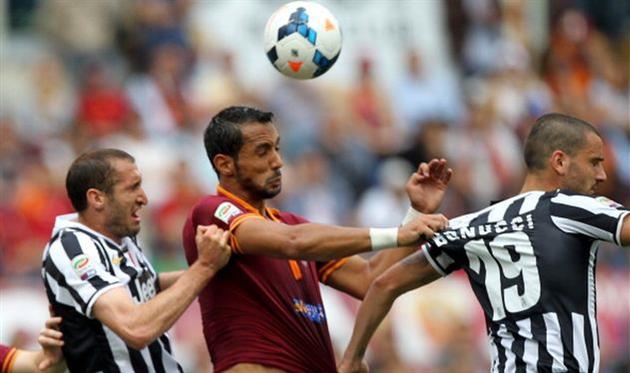 Бенатья (по центру) против Кьеллини и Бонуччи, Getty Images