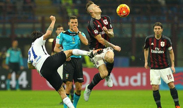 Чигарини и Куцка в борьбе за мяч, Getty Images