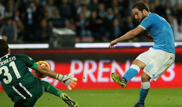 Орестис Карнезис и Гонсало Игуаин, фото Getty Images