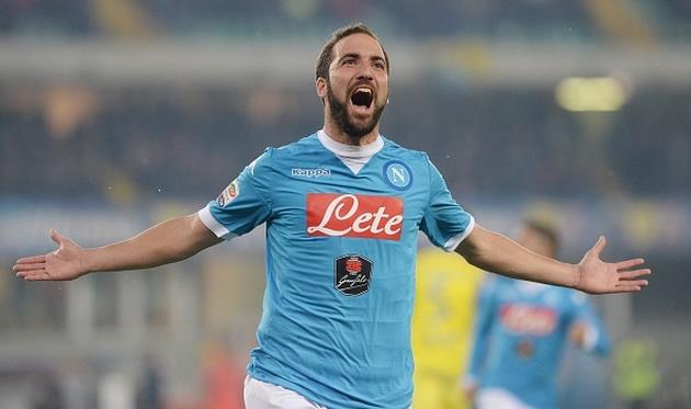 ГОНСАЛО ИГУАИН ПРАЗДНУЕТ ВЗЯТИЕ ВОРОТ, GETTY IMAGES