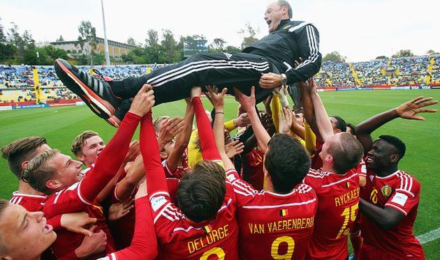 Юные бельгийцы качают своего наставника, Getty Images