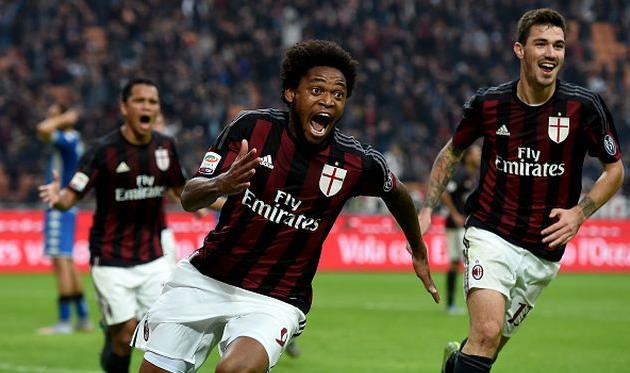 Луис Адриано празднует забитый мяч в ворота Сассуоло, фото Getty Images