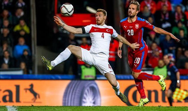 Сердар Азиз (слева) в матче за сборную Турции, Getty Images