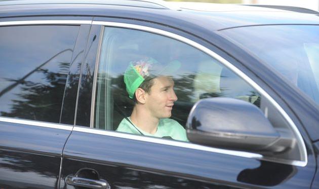 Лео едет на тренировку, AS