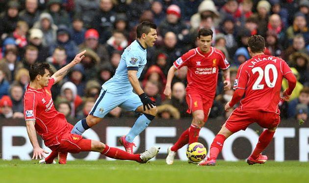 Агуэро в окружении игроков Ливерпуля, Getty Images