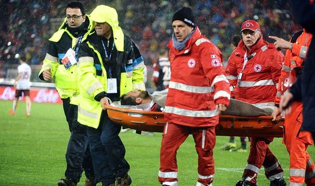 Майетту уносят с поля, Getty Images