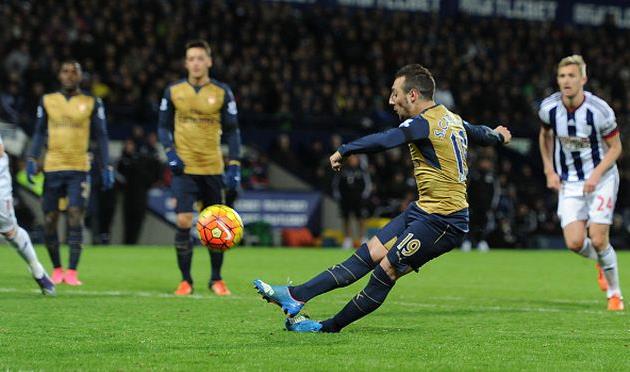 Санти Касорла исполняет пенальти, getty images