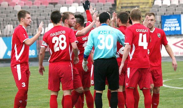 Ликующие игроки Горняка, fcgornyak.dp.ua