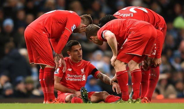 Филиппе Коутиньо в окружении партнеров по команде, Getty Images