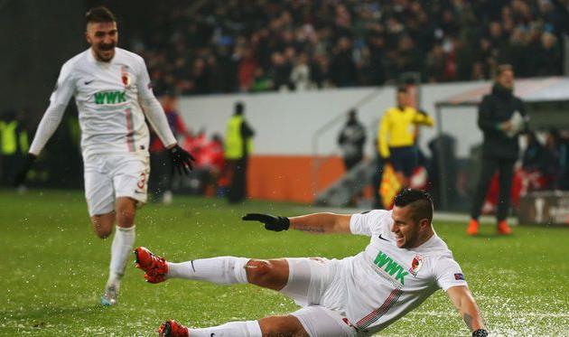 Тяжелый газон не помог Аугсбургу, UEFA.COM