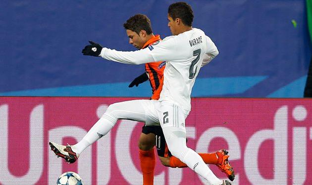 Рафаэль Варан в поединке против Шахтера, getty images