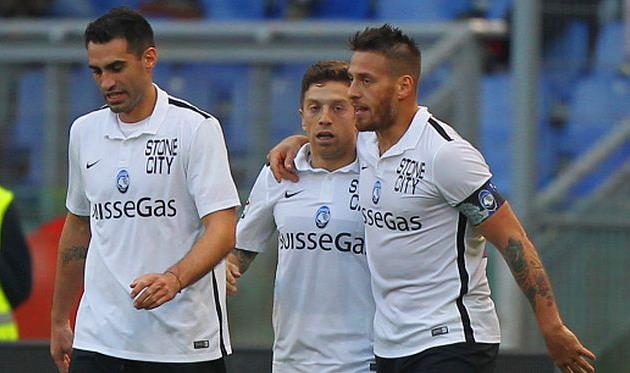 Игроки Аталанты празднуют забитый мяч, getty images