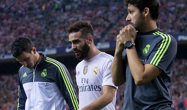 Даниэль Карвахаль (по центру) покидает поле в сопрождении медиков Реала, Getty Images