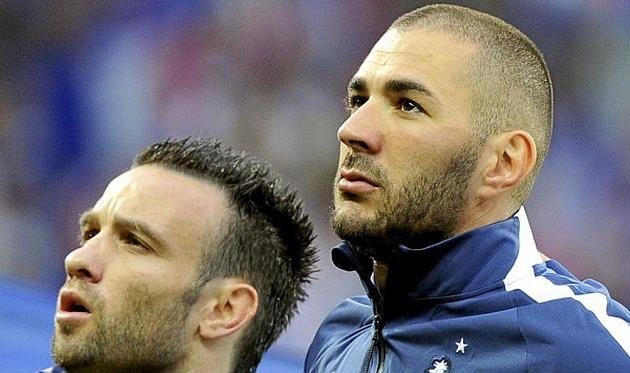 Карим Бензема (справа) и Матье Вальбуэна (слева), marca.com