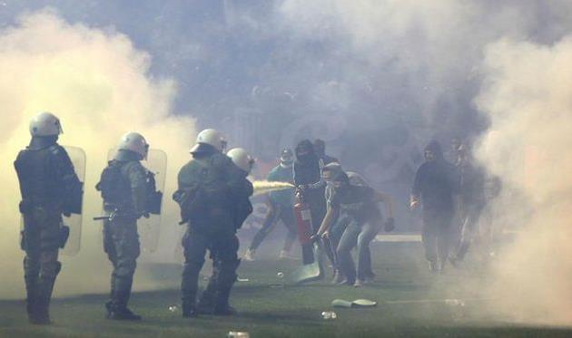 Фанаты Панатинаикоса атакуют греческих полицейских, Twitter