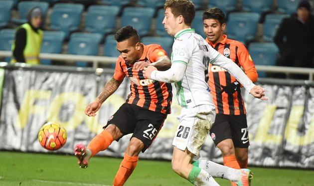 Артур Новотрясов пытается противодействовать нападающим Шахтера, shakhtar.com