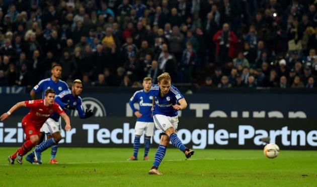 Гайс забивает пенальти, bundesliga.de