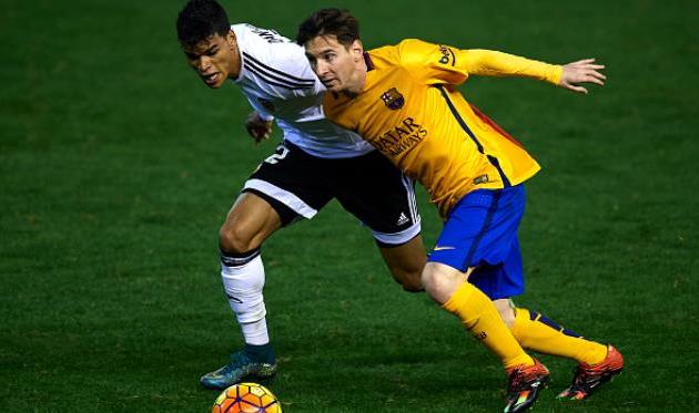 Данило в борьбе с Лео Месси, Getty Images