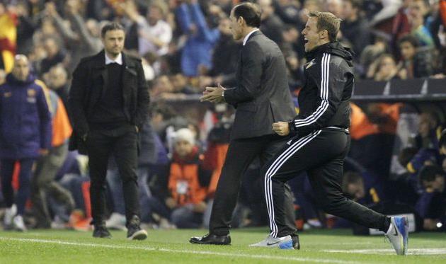 Луис Энрике смотрит на Воро и Фила Невилла, AS