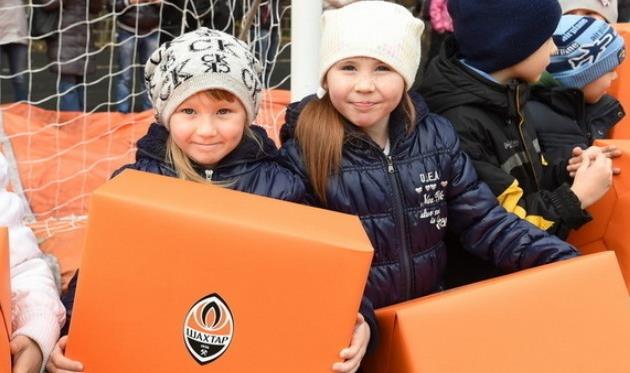 Дети с новогодними подарками, фото ФК Шахтер