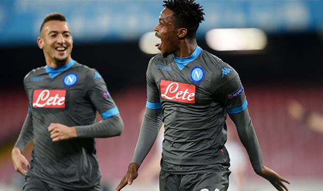 Омар Эль Каддури (слева) и Натаниэль Чалоба (справа) празднуют в матче против Легии, Getty Images