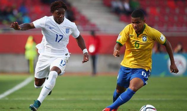 Рожерио (справа) в игре за сборную Бразилии U-17, thefa.com