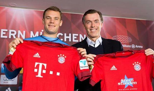 Мануэль Нойер (слева) вместе со спонсорами презентует комплект формы на игру с Ингольштадтом, fcbayern.de