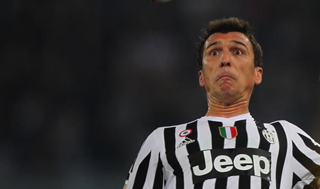 Марио Манджукич принимает мяч, Getty Images