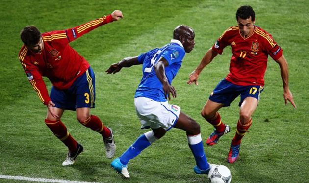 Пике и Арбелоа пытаются сдержать Марио Балотелли, Getty Images