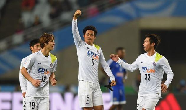 Игроки Санфречче Хиросима празднуют взятие ворот соперника, Getty Images