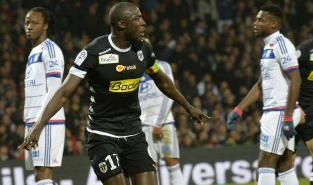 Чейк Ндойе (на переднем плане), Talksport