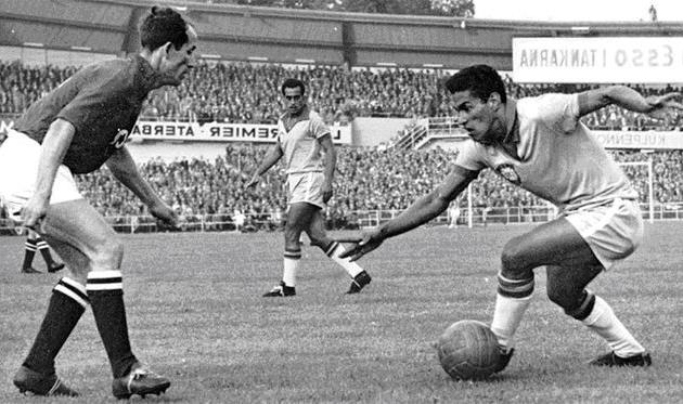 Гарринча (справа), champions.name