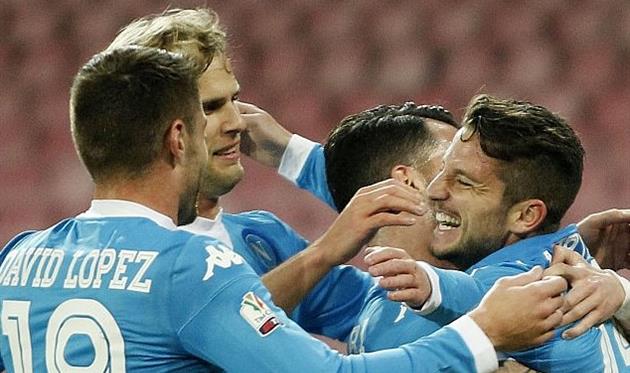 Игроки Наполи празднуют гол, Getty Images