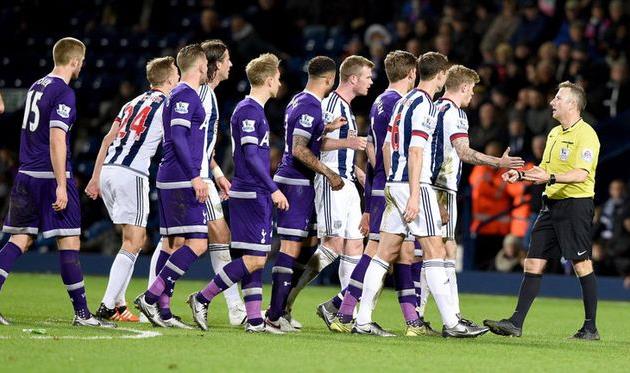 Арбитру поединка пришлось успокаивать игроков желтыми карточками, skysports.com