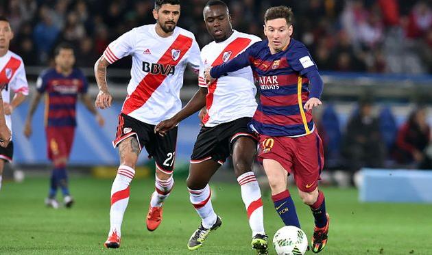 Лионель Месси уходит от защитников Ривер Плейт, Getty Images