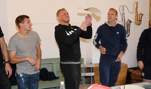 Каспер Шмайхель во время визита в пиццерию, организованного Раньери,  Getty Images