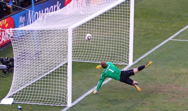 А счет должен был становиться 2:2... Незасчитанный гол Лэмпарда в матче Германия - Англия (4:1) на ЧМ-2010, Getty Images