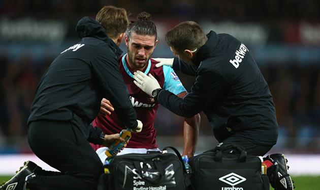 Кэрролл получает помощь в матче против Стока, Getty Images